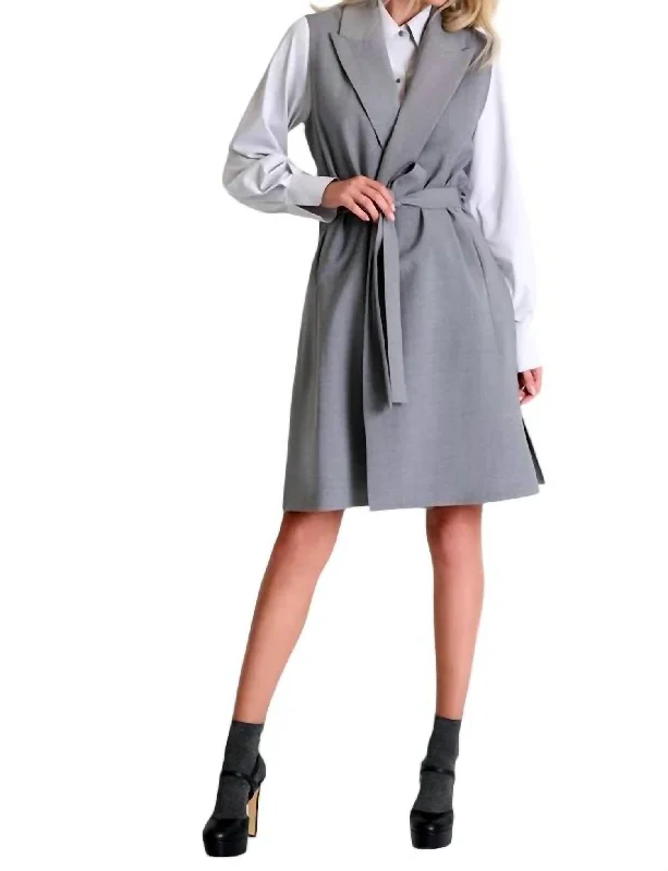 Contemporary Long Sleeveless Jacket In Gris